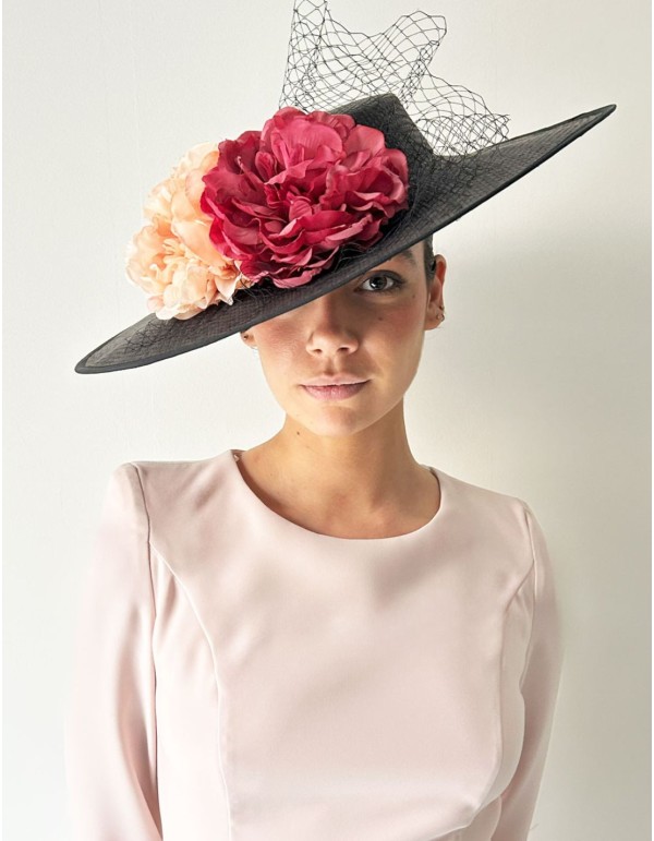 Pamela con base negra y flores de color para invitada