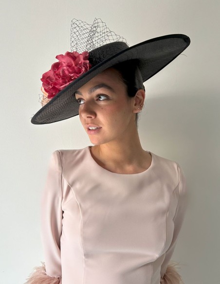 Pamela con base negra y flores de color