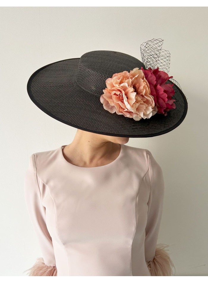 Pamela con base negra y flores de color en tonos rosas