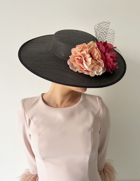 Pamela con base negra y flores de color en tonos rosas