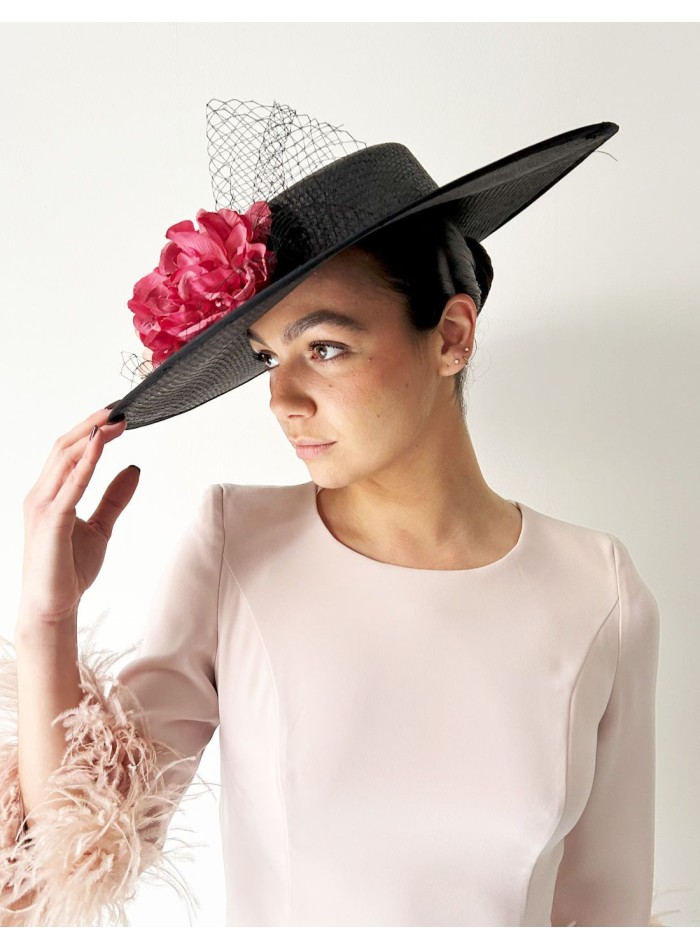 Pamela con base negra y flores de color para invitada de día