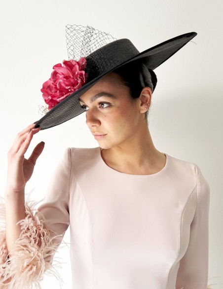 Pamela con base negra y flores de color para invitada de día