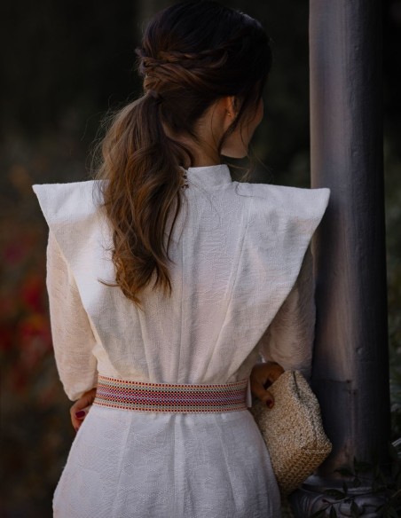 Raffia bag with magnet closure and long chain