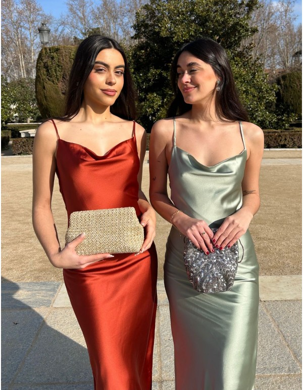 Longue robe d'invité en satin avec dos ouvert