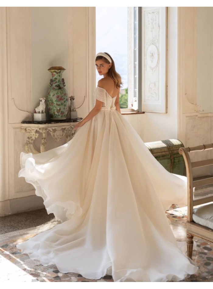 Robe de mariée avec encolure asymétrique et...