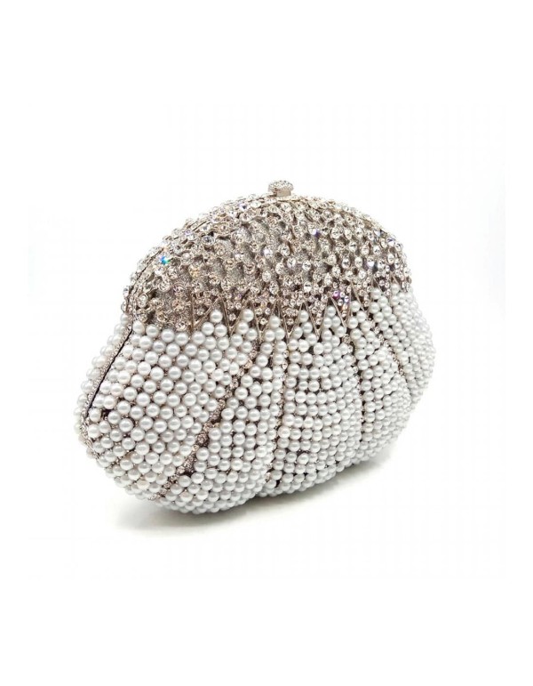 Shell clutch bag with embellished stars from BcnHanami in INVITADISIMA. 2