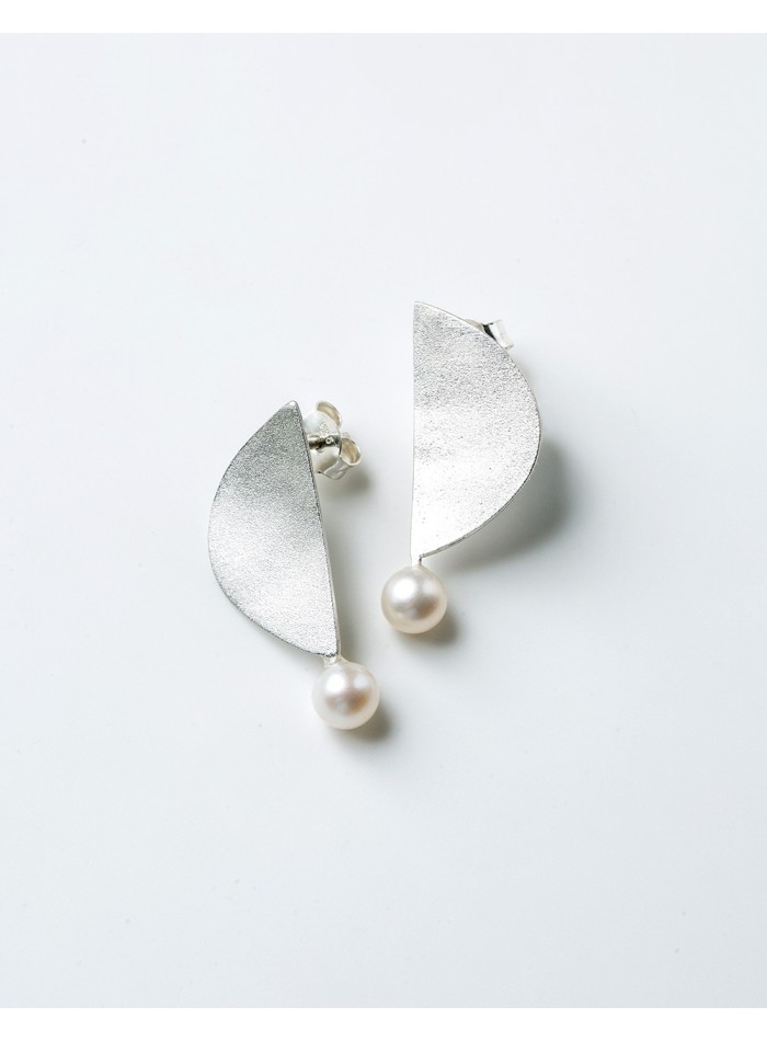 Spectacular silver earrings with pearl by Eme Jewels