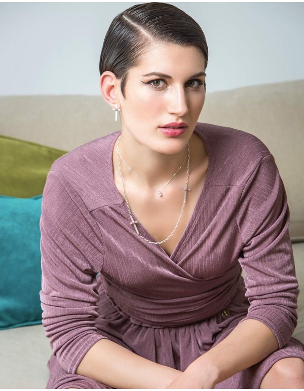 Colgante plateado con cuarzo blanco de Eme Jewels en INVITADISIMA 2