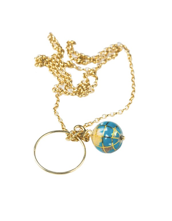 Collar de oro con bola del mundo de Eme Jewels para INVITADISIMA