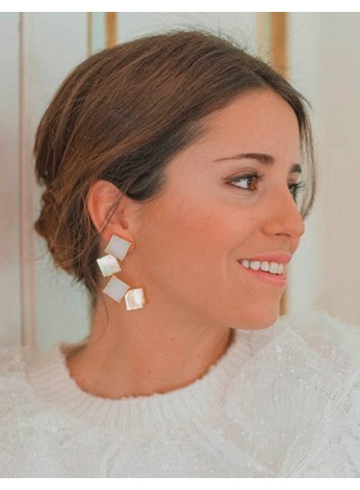 Pendientes largos dorados con piedras drusas blancas para invitadas