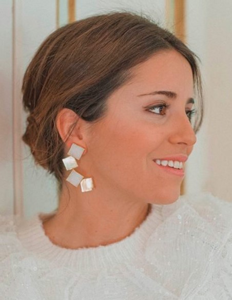 Long golden earrings with white druse stones for guests