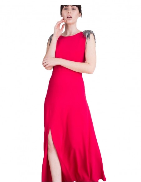 vestido de fiesta largo realizado en crepe con abertura lateral y hombreras de fantasía de Lauren Lynn London INVITADISIMA