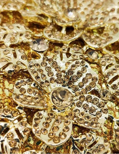 Bolso de fiesta de metal con decoración en forma de flores y cristales de Swarovski para invitada