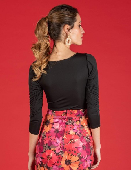 Body negro con detalle anudado y manga fruncida para invitadas