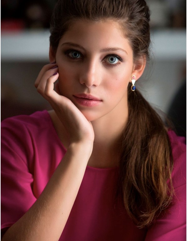 Golden triangle earrings of precious stones at INVITADISIMA 2