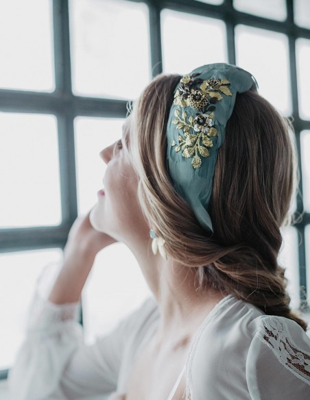 Headband golden jewel detail