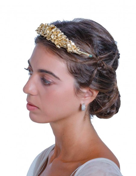 Tiara clásica dorada con flores de resina de Margarita Sangiovanni