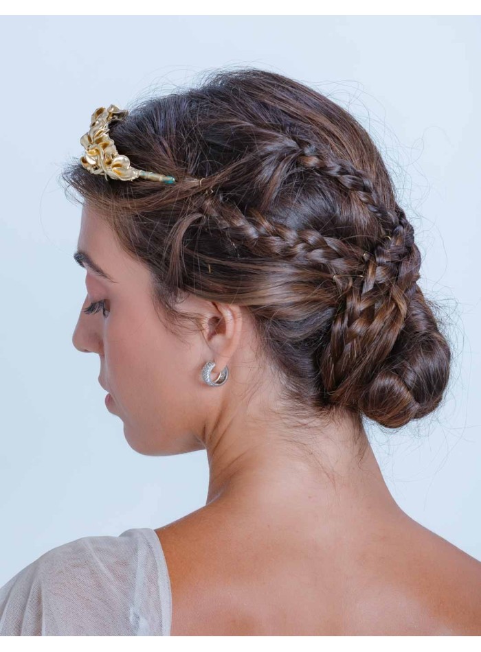 Tiara clásica dorada con flores de resina en INVITADISIMA