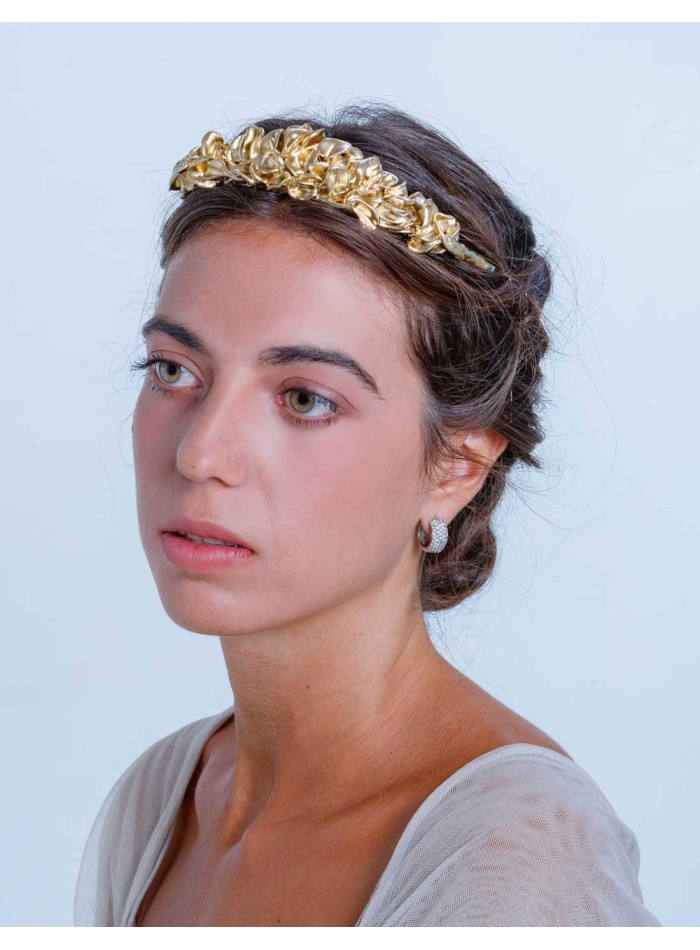 Tiara clásica dorada con flores de resina