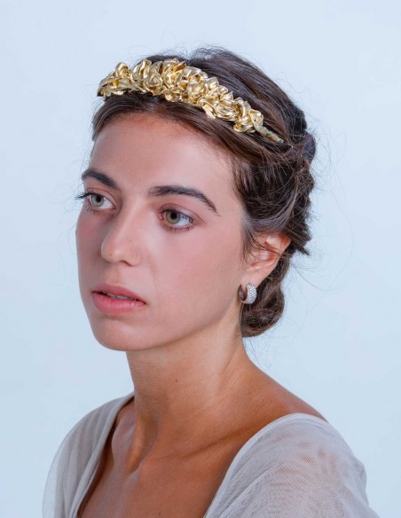 Classic golden tiara with resin flowers at INVITADISIMA