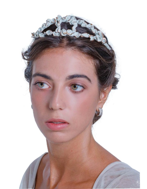 Tiara de resina verde y dorada en INVITADISIMA