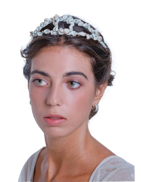 Tiara de resina verde y dorada en INVITADISIMA