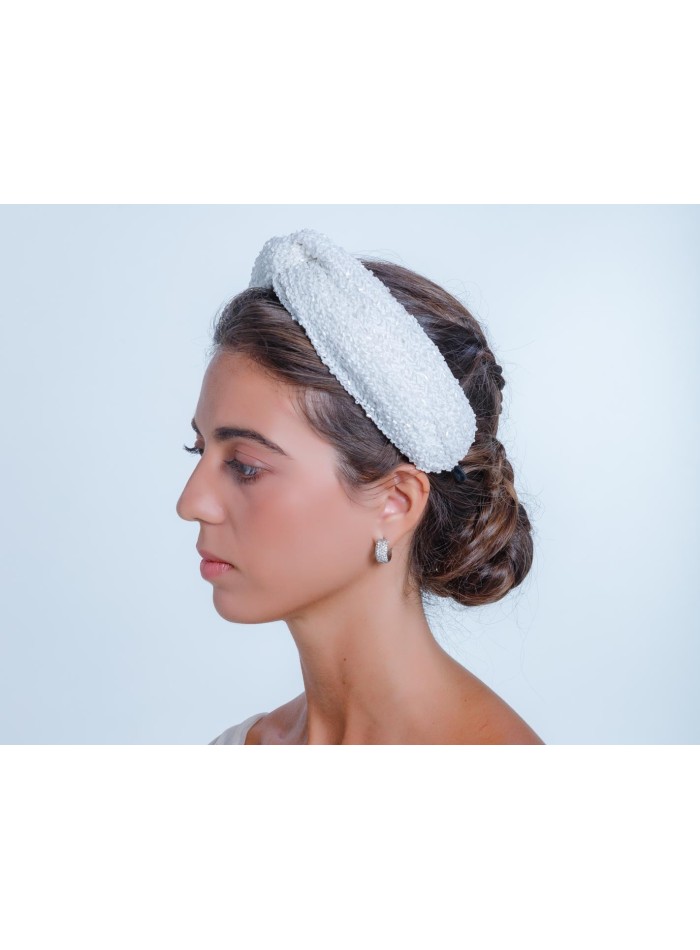 Tocado de novia blanco con pedrería para invitadas