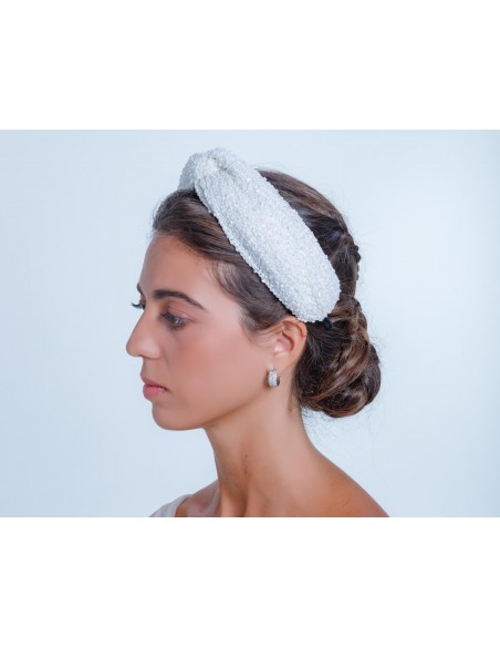Tocado de novia blanco con pedrería para invitadas