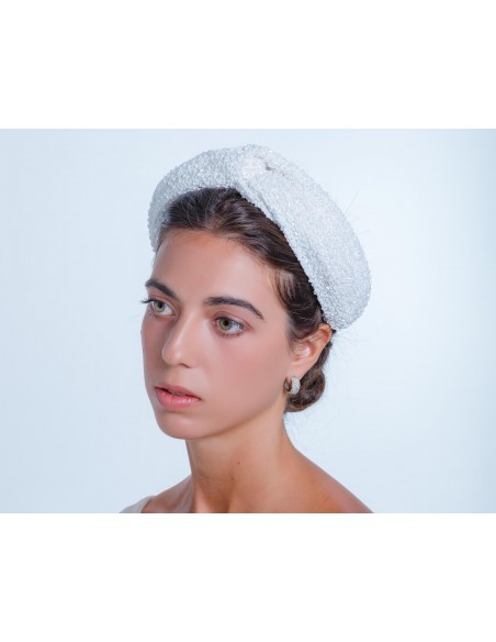 Tocado de novia blanco con pedrería para eventos