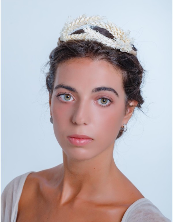 Bridal tiara with preserved natural seeds
