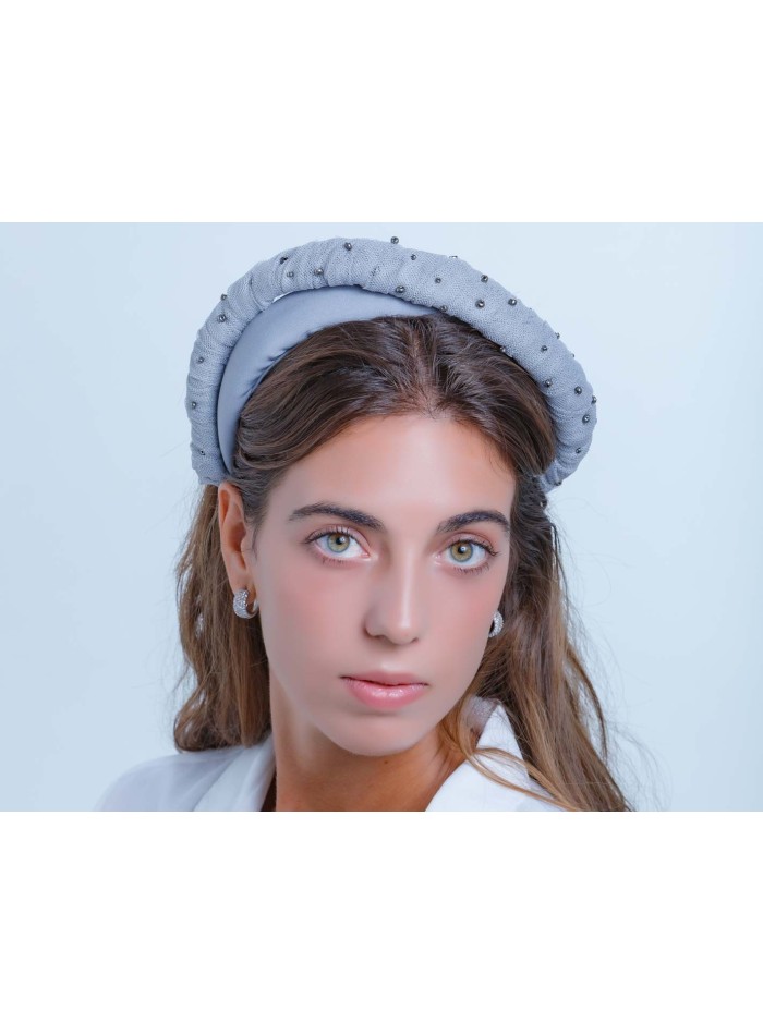 Diadema cruzada de tul con piedras en INVITADISIMA