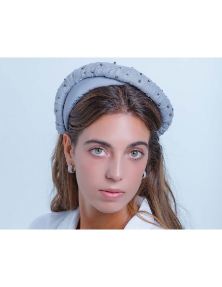 Diadema cruzada de tul con piedras en INVITADISIMA