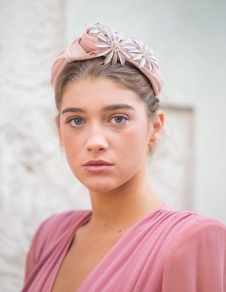 Diadema de seda nude con flores y piedras de cuarzo rosa