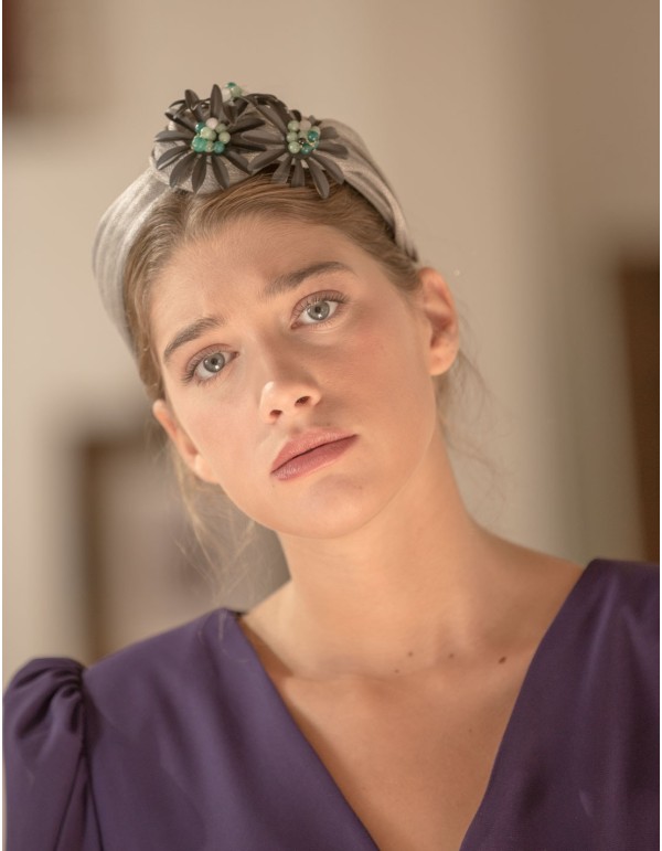 Grey silk headband with jade stones de Margarita Sangiovanni 2
