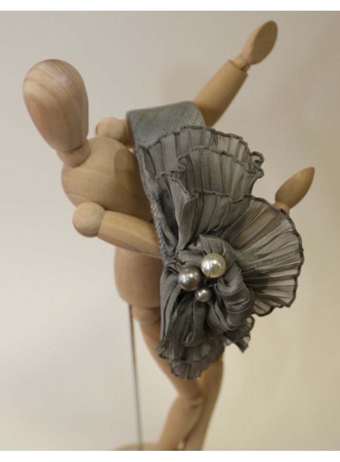 Diadema sinamay de seda gris de VintiVintae