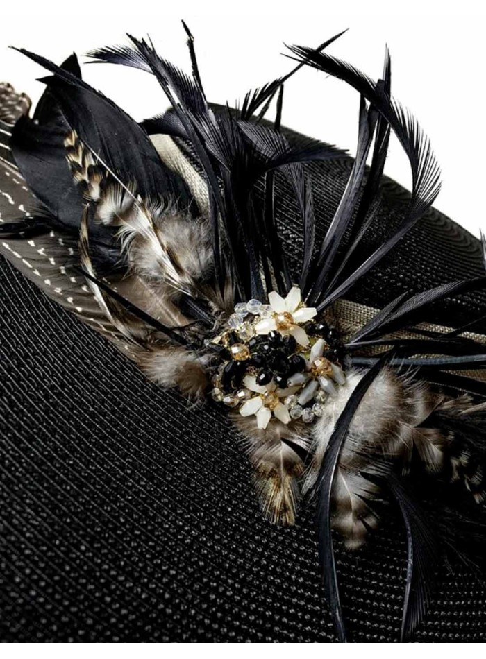 Black wide-winged fascinator with feather decoration at INVITADISIMA