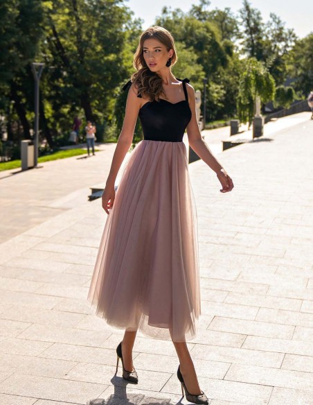 Black and pink powdered cocktail dress with tulle skirt and bow straps at INVITADISIMA