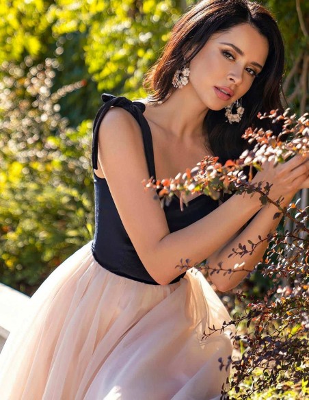 Vestido cóctel negro y rosa empolvado con falda de tul y tirantes lazo en INVITADISIMA