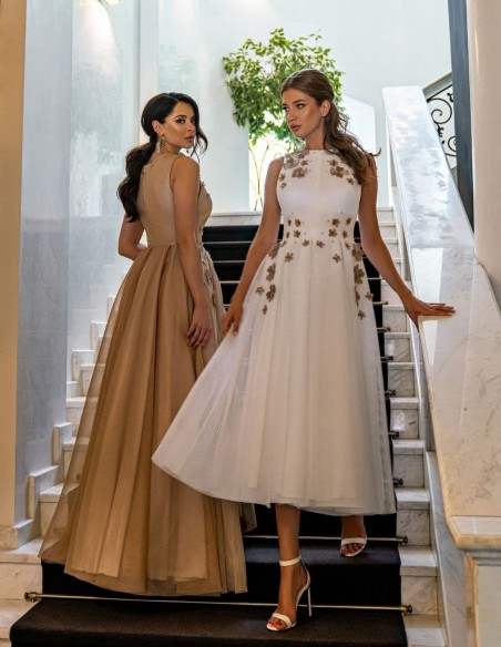 Vestido de cóctel con falda de tul y flores en 3D de Auguro Sempre