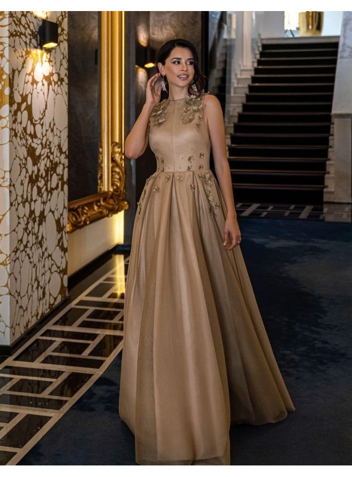 Cocktail dress with tulle skirt and 3D flowers at INVITADISIMA