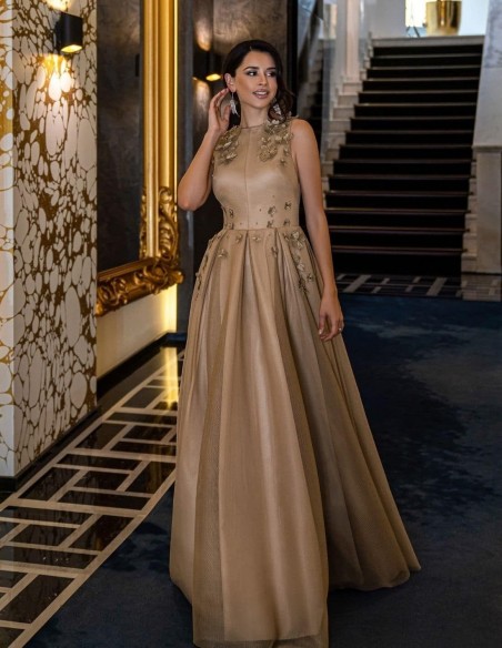 Cocktail dress with tulle skirt and 3D flowers at INVITADISIMA