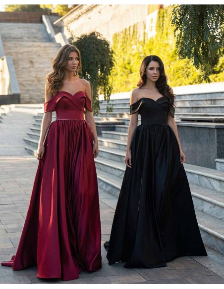 Long wedding dress with boat neckline from Auguro Sempre