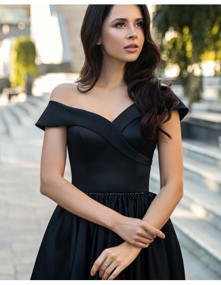 Long wedding dress with boat neckline at INVITADISIMA