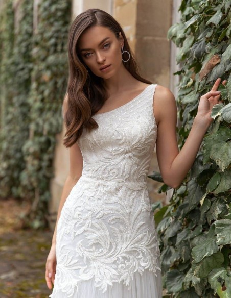 Vestido de novia con bordado de pedrería y hombro descubierto de Pollardi