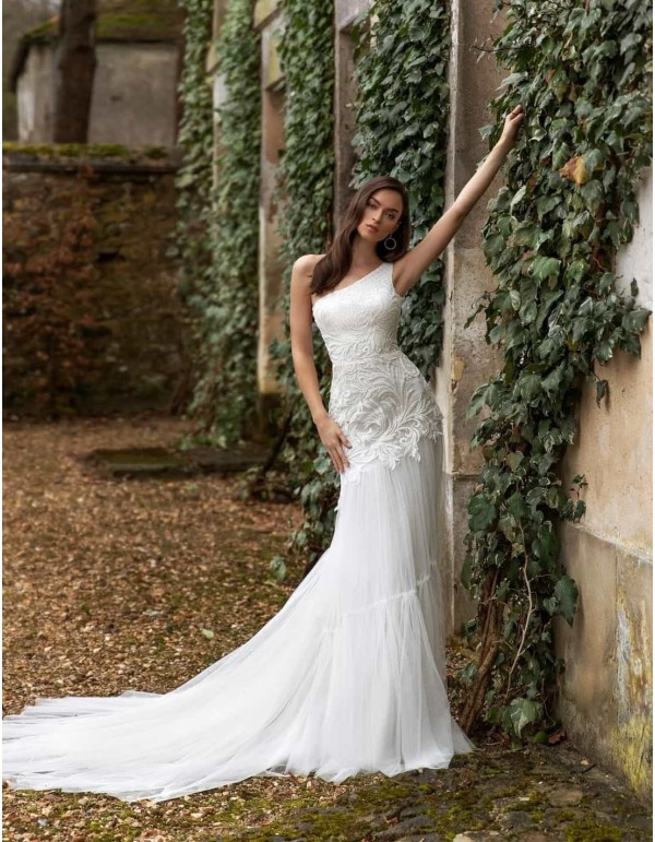 Wedding dress with rhinestone embroidery and bare shoulder at INVITADISIMA