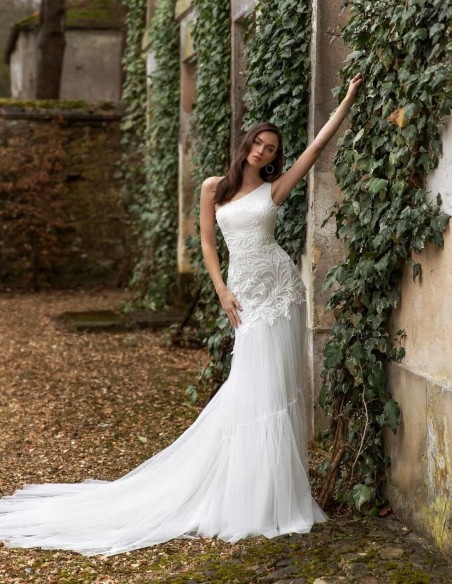 Wedding dress with rhinestone embroidery and bare shoulder at INVITADISIMA