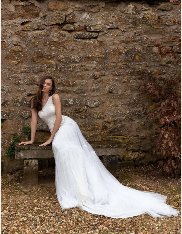 Vestido de novia con bordado de pedrería y hombro descubierto en INVITADISIMA 2