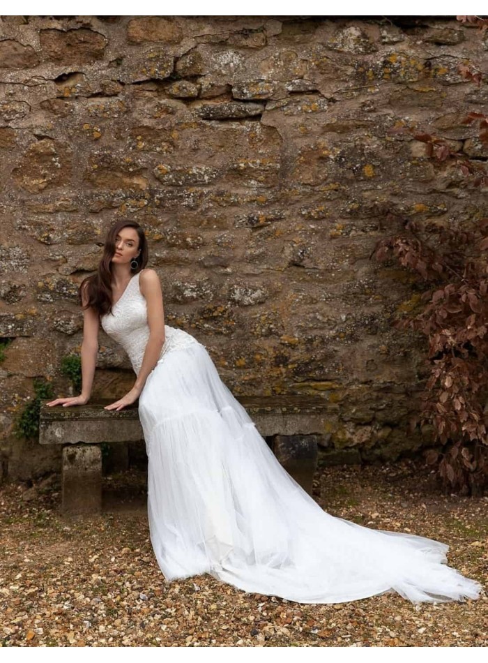 Vestido de novia con bordado de pedrería y hombro descubierto