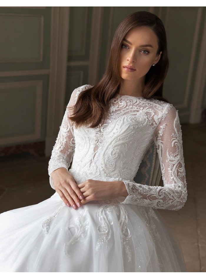 Princess cut wedding dress with printed long sleeves at INVITADISIMA