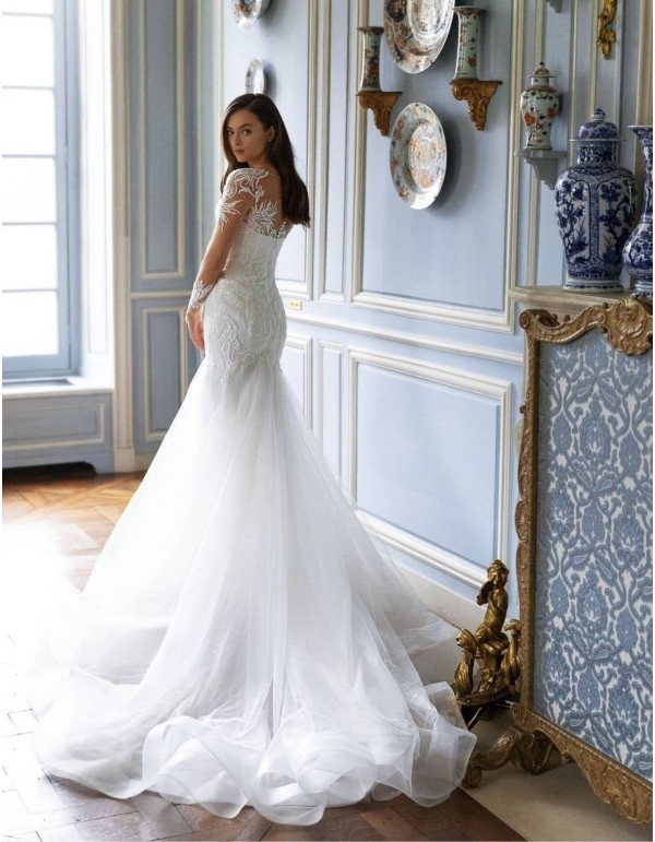 Vestido de novia con manga efecto tatuaje bordado y cola voluminosa 2